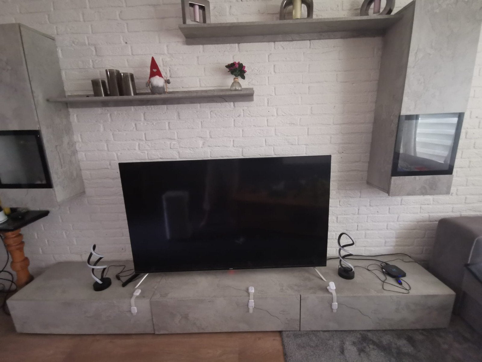 Modern TV-wandmeubel – Grijs – Zeer nette staat, Ophalen, Zo goed als nieuw, Vrijstaande haard, Gashaard