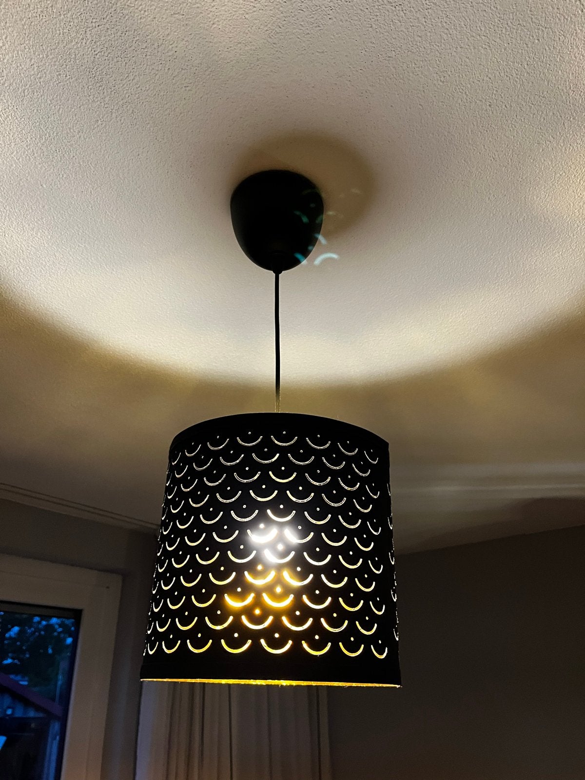 Zwarte hanglamp met gouden binnenkant en patroon, Huis en Inrichting, Ophalen, Zo goed als nieuw, Metaal, E27 (groot)