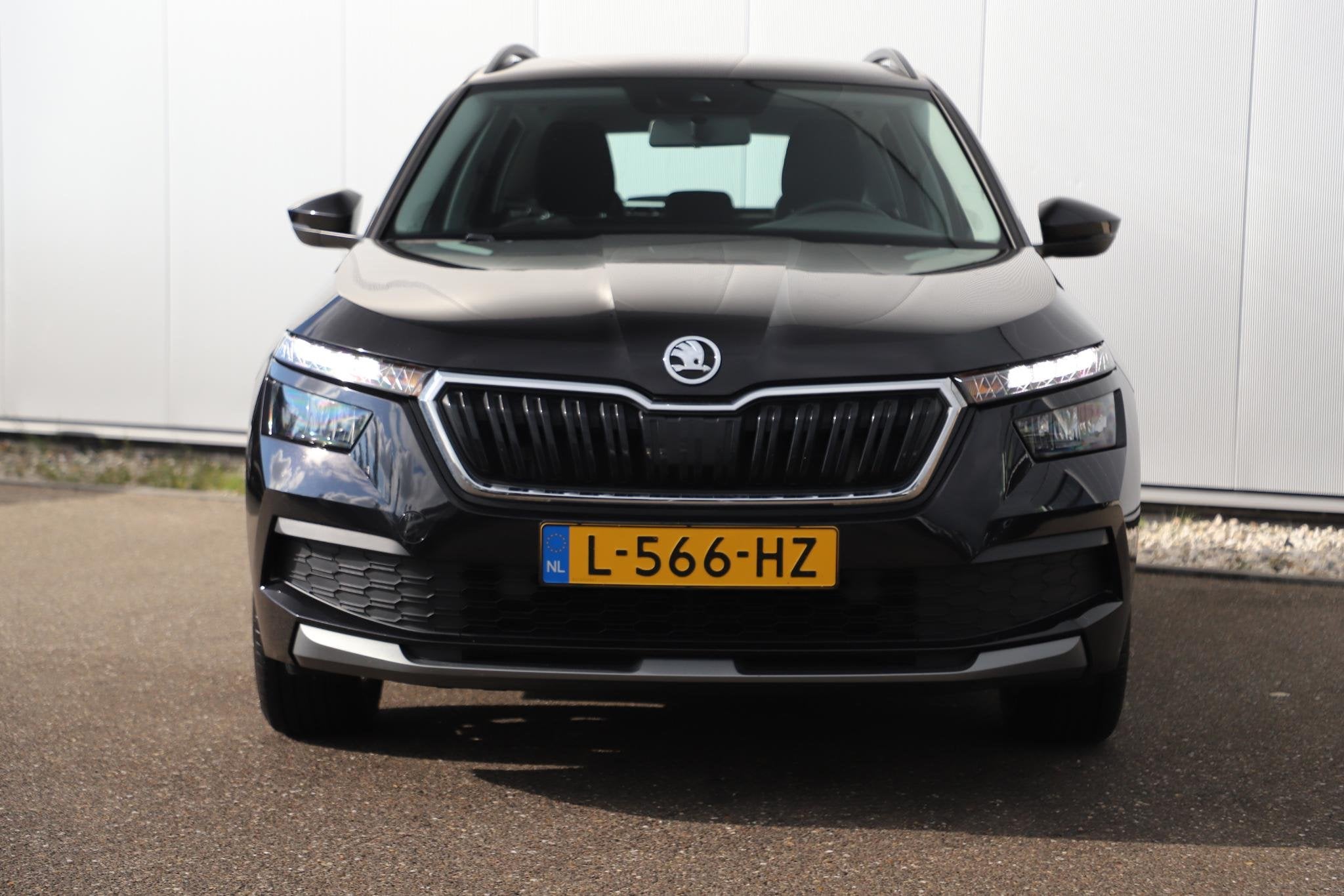 Skoda Kamiq 1.0 TSI Ambition 110PK Carplay Android 16 inch L, Stof, Gebruikt, Euro 6, Met garantie (alle)