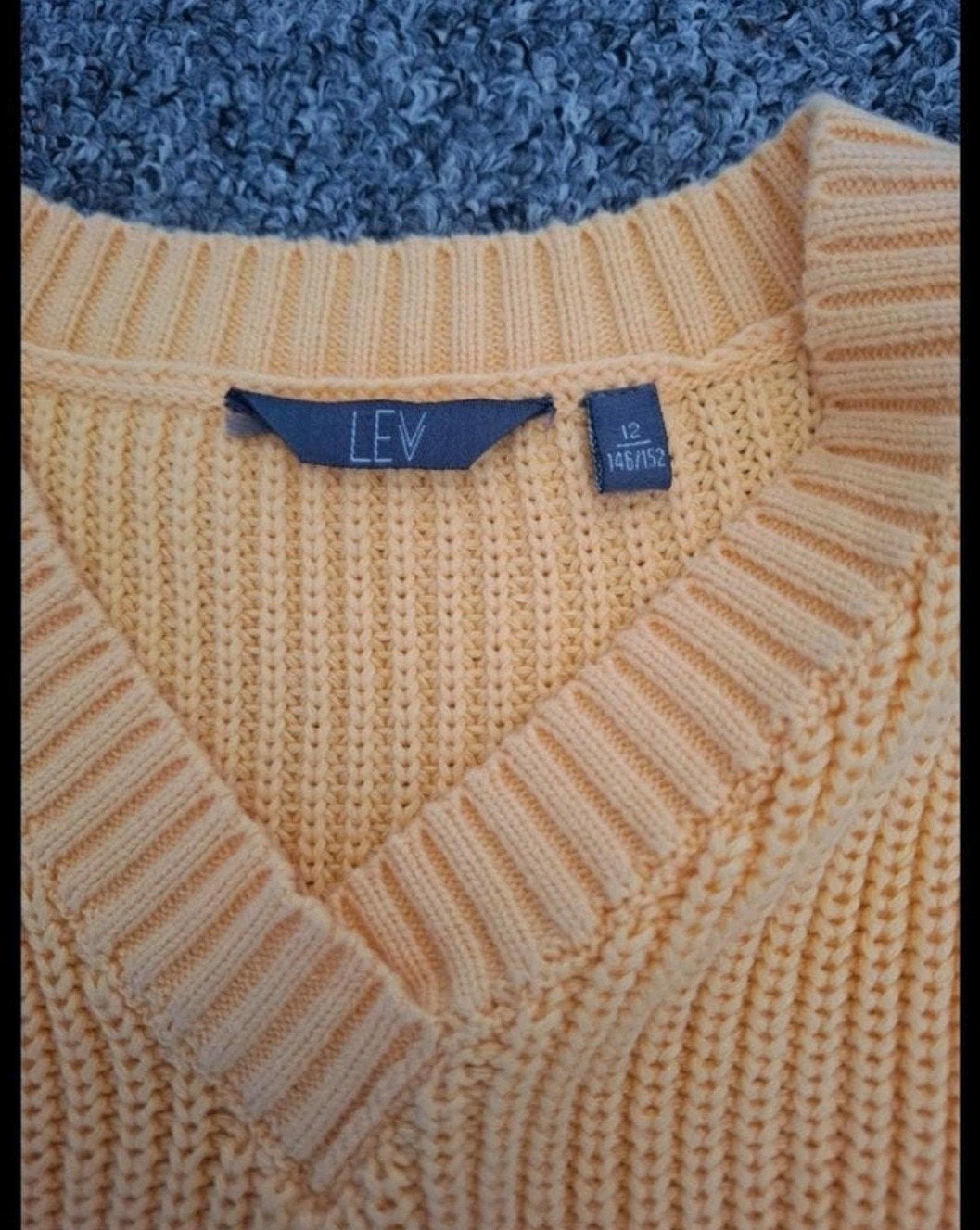 Geel gebreid gilet voor meisje of jongen - Maat 12 jaar, Jongen of Meisje, Overhemd of Blouse, Ophalen of Verzenden, Zo goed als nieuw