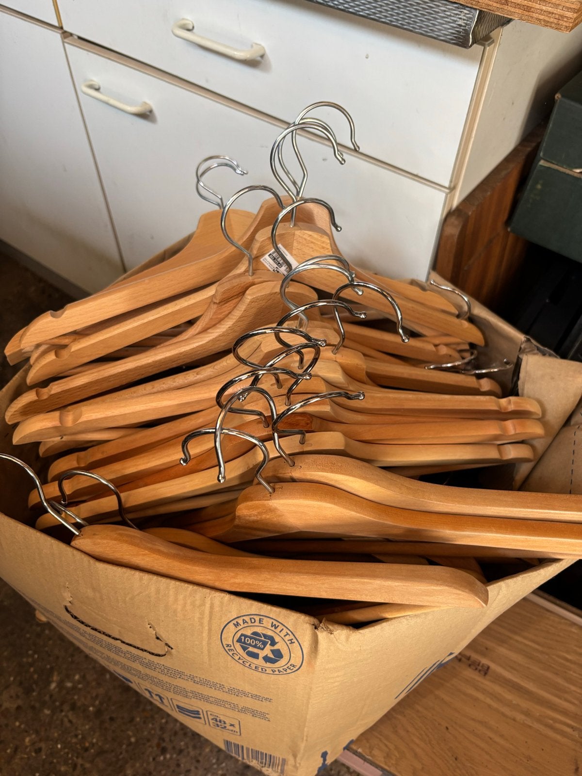 50 houten kledinghangers in goede staat, Ophalen, Gebruikt, Hout, Volwassenen