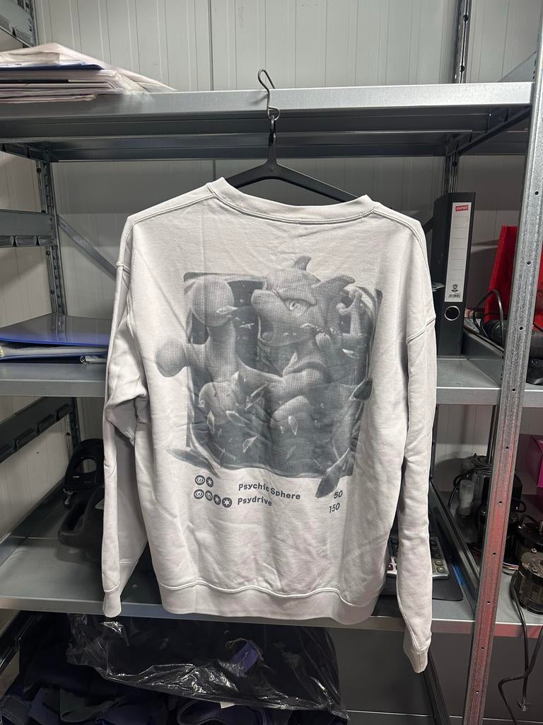 Uniqlo Pokémon Mewtwo Sweater, Kleding | Heren, T-shirts, Nieuw, Maat 52/54 (L), Grijs, Ophalen of Verzenden