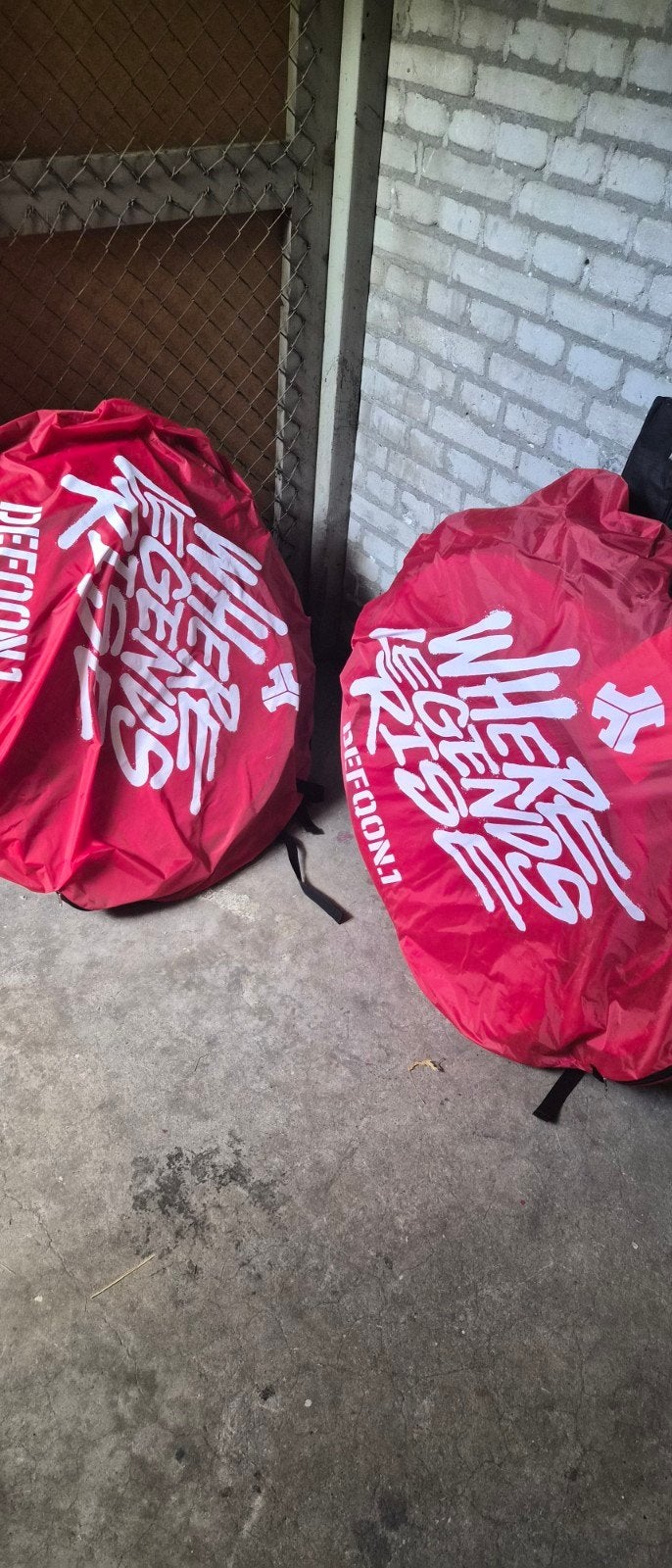 Defqon.1 pop up tenten met hoes(2 stuks), Caravans en Kamperen, Tenten, Ophalen, Zo goed als nieuw, Tot en met 2