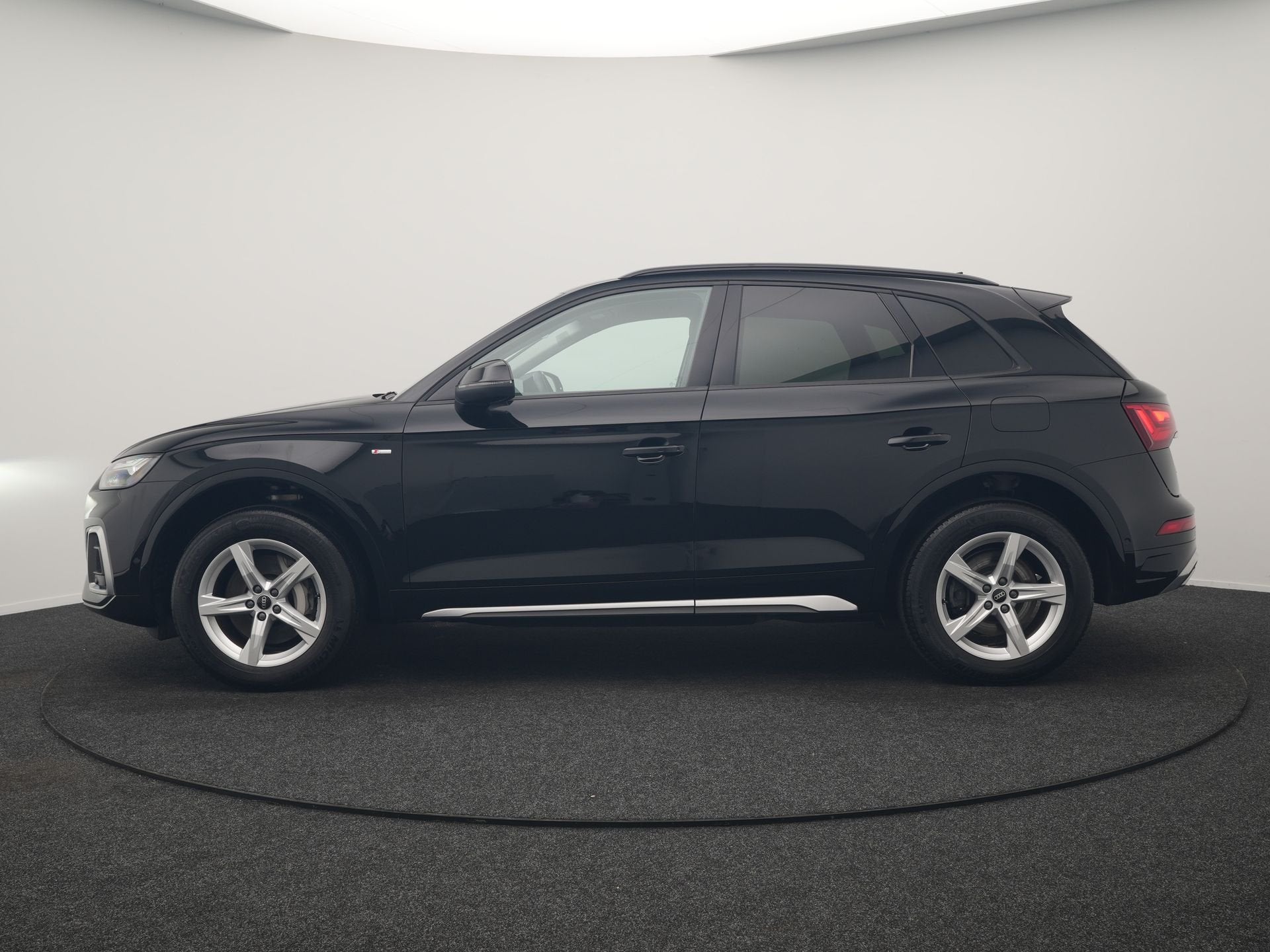Audi Q5 55 TFSI e S Line PHEV 367pk Dealer O.H. | Alcantara, Auto's, Automaat, Dealer onderhouden, Gebruikt, Zwart