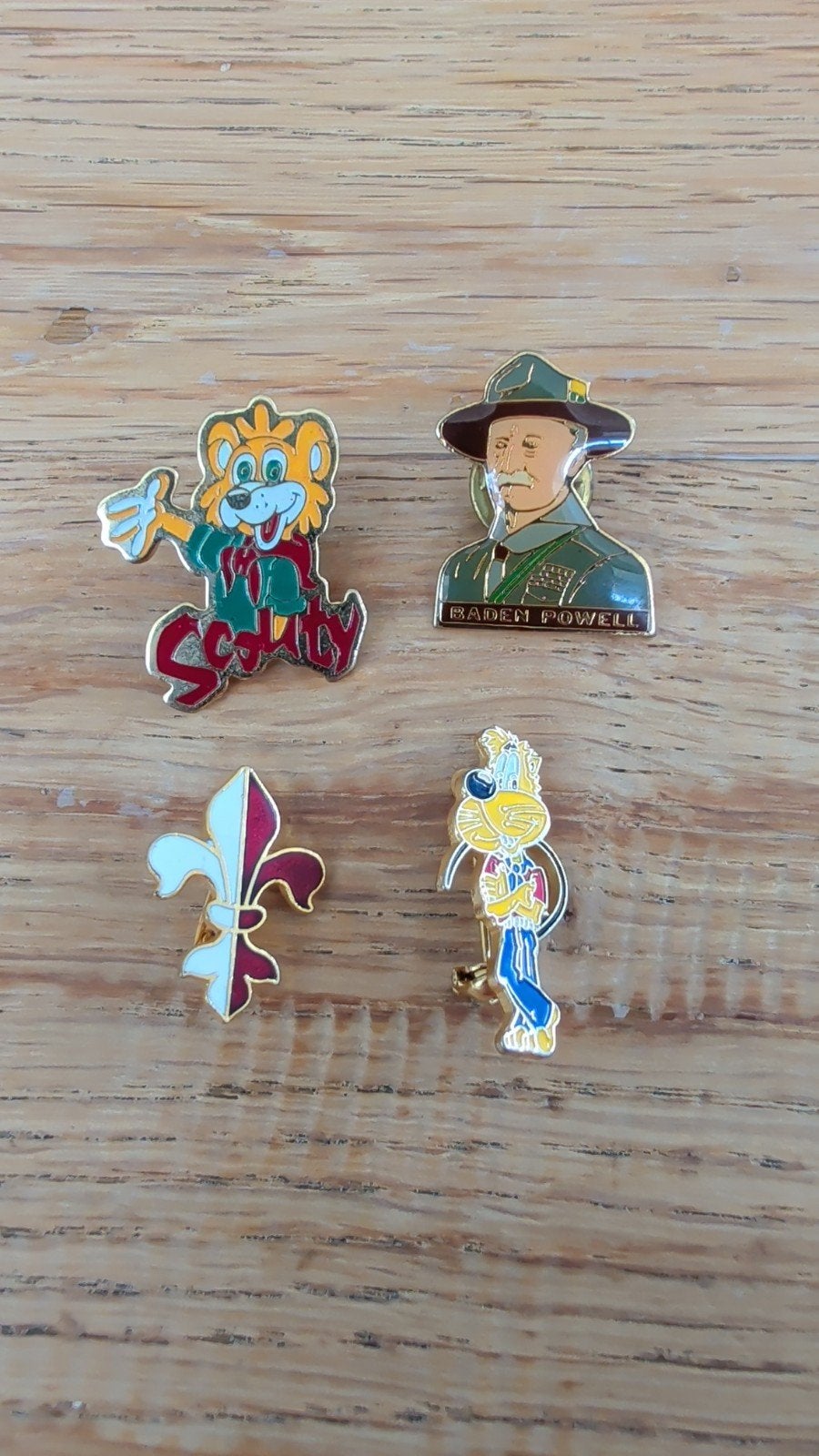 Vintage Scouting Speldjes: B. Powell, Loekie, Fleur de Lis, Ophalen of Verzenden, Zo goed als nieuw, Embleem, Speld of Insigne