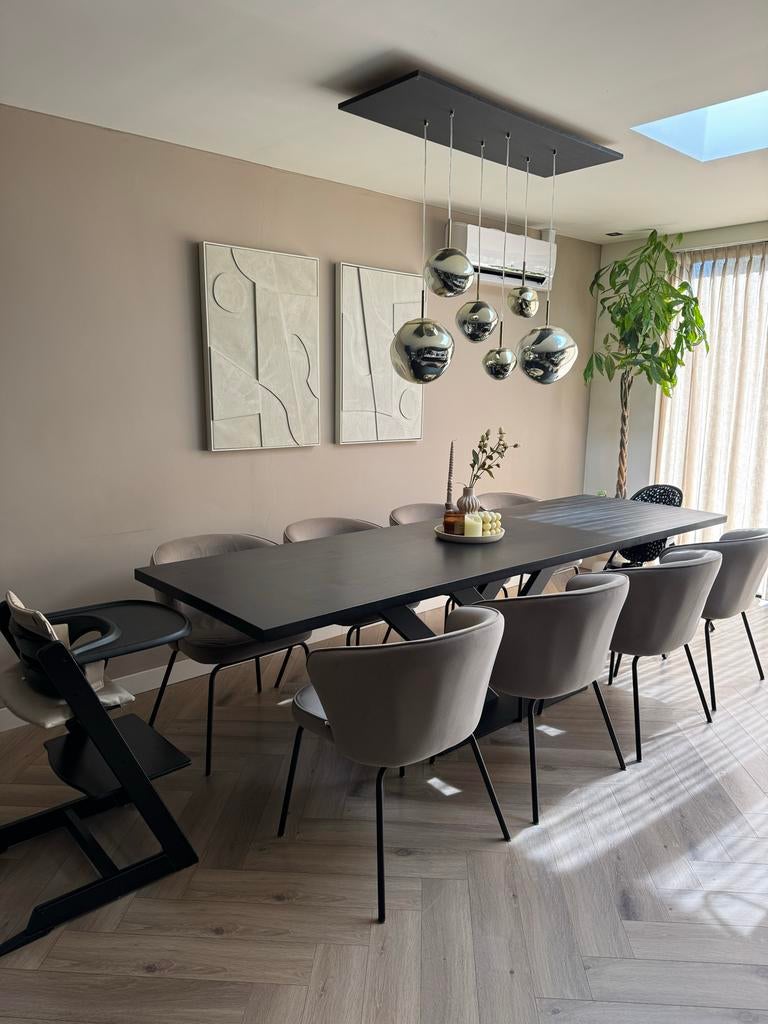 8-persoons zwarte eiken tafel met taupe stoelen, Huis en Inrichting, Eikenhout, 200 cm of meer, Zo goed als nieuw, Vijf personen of meer