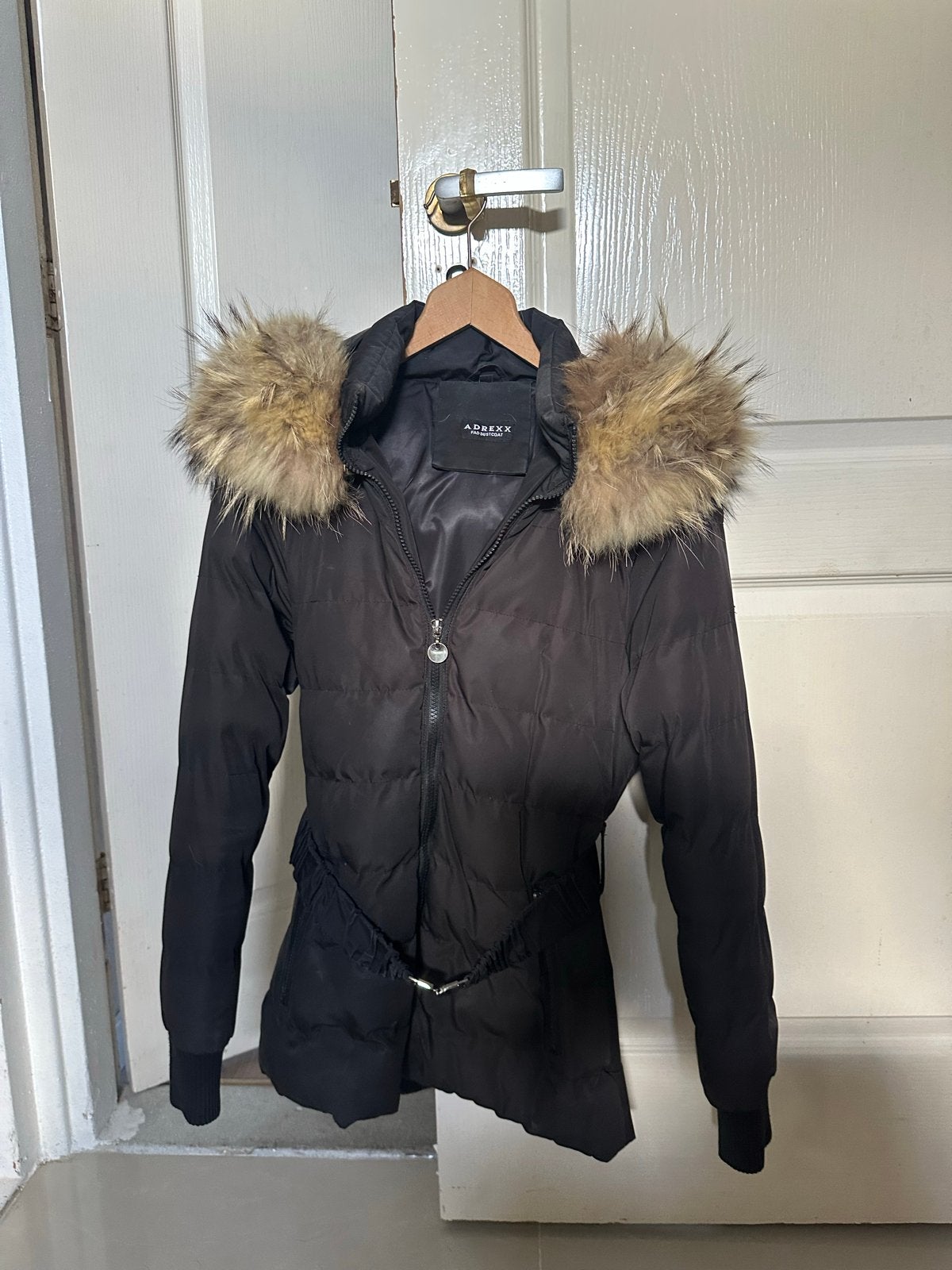 Zwarte winterjas met afneembare bontkraag en riem, Ophalen of Verzenden, Gedragen, Maat 36 (S), Zwart