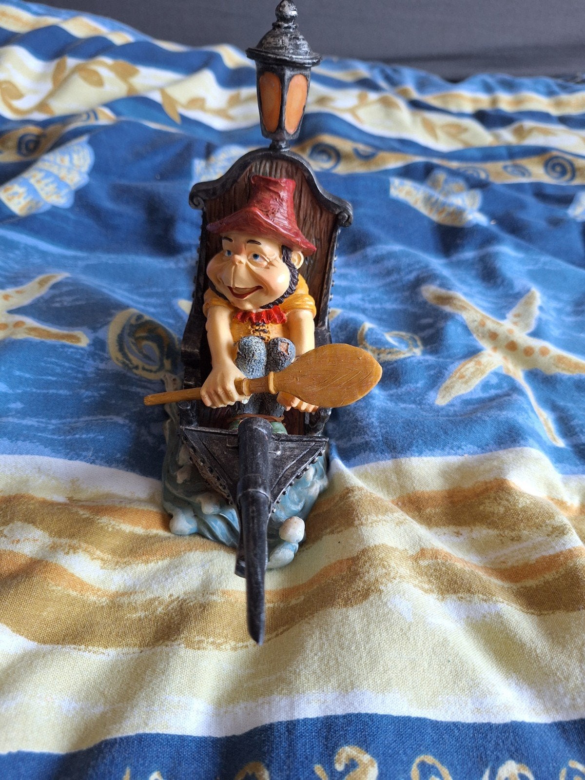 Efteling Laaf met peddel in een boot 12 cm, Verzamelen, Efteling, Ophalen of Verzenden, Zo goed als nieuw, Beeldje of Poppetje