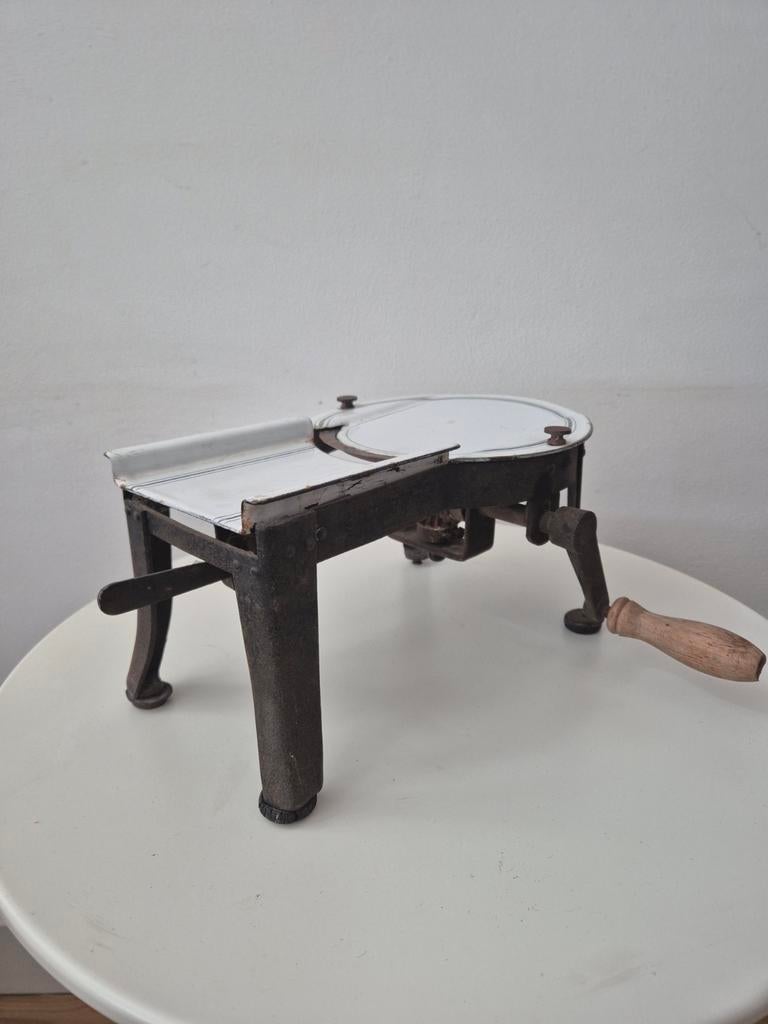 Antiek gietijzer EMAILLE VLEESWARENSNIJDER uit slagerij., Antiek en Kunst, Ophalen of Verzenden
