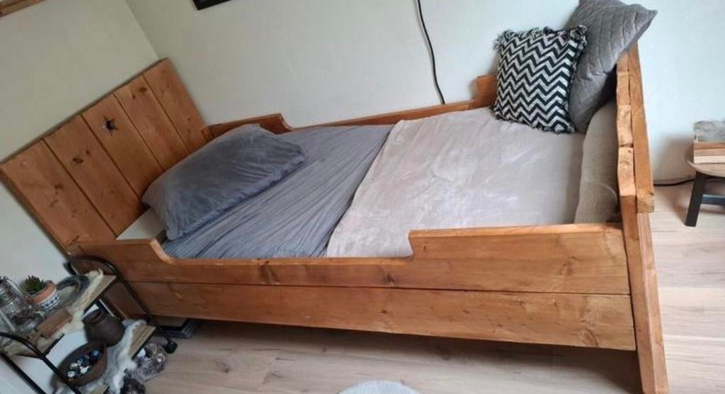 Bed van steigerhout., Huis en Inrichting, Slaapkamer | Bedden, Gebruikt, Eenpersoons, 90 cm, 200 cm, Hout, Bruin, Ophalen
