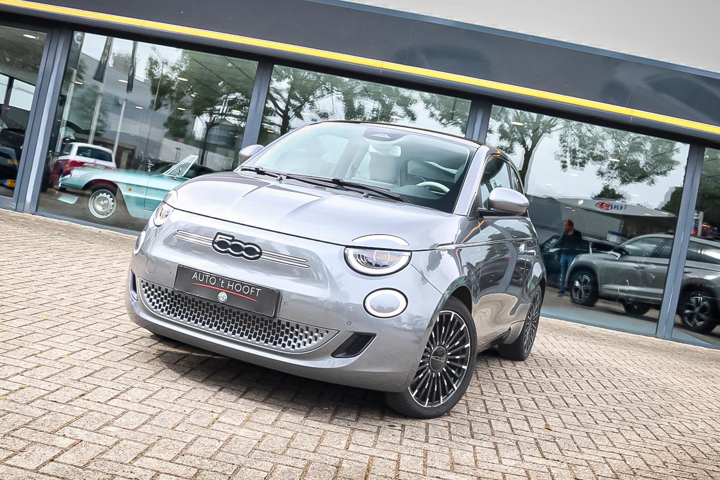 Fiat 500e La Prima 42 kWh PANO / STOELVERW / ALL SEASON, Gebruikt, 118 pk, Automatische klimaatregeling, 4 stoelen