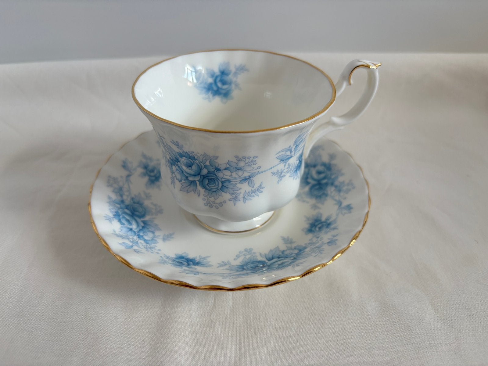 Royal Albert heren-kop en schotel’ Windsor Rose, Antiek en Kunst, Antiek | Servies los, Ophalen