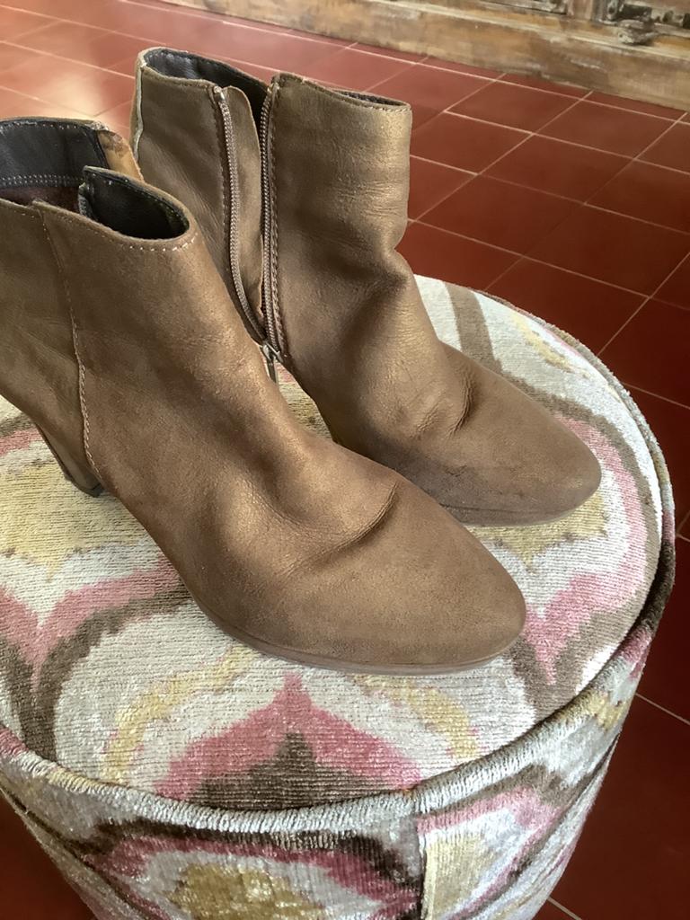 Bruine enkellaarsjes maat 41, Kleding | Dames, Schoenen, Ophalen of Verzenden, Gedragen, Bruin, Lage of Enkellaarzen