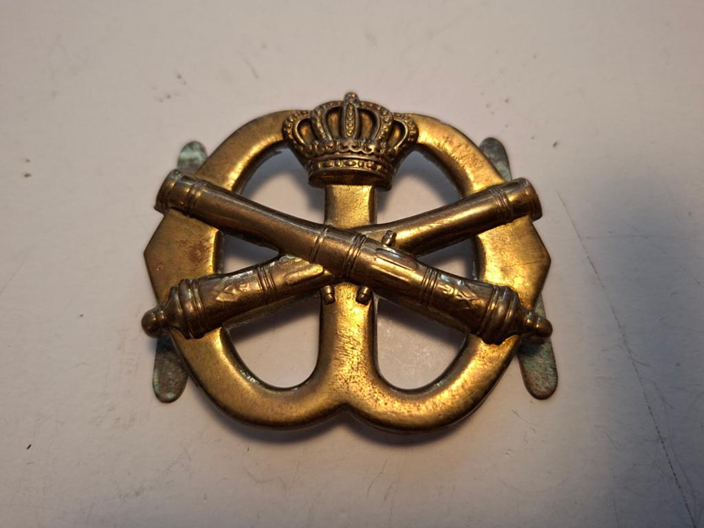 Baretembleem 1e slag buiglippen artillerie, Verzamelen, Ophalen of Verzenden, Landmacht, Nederland, Embleem of Badge