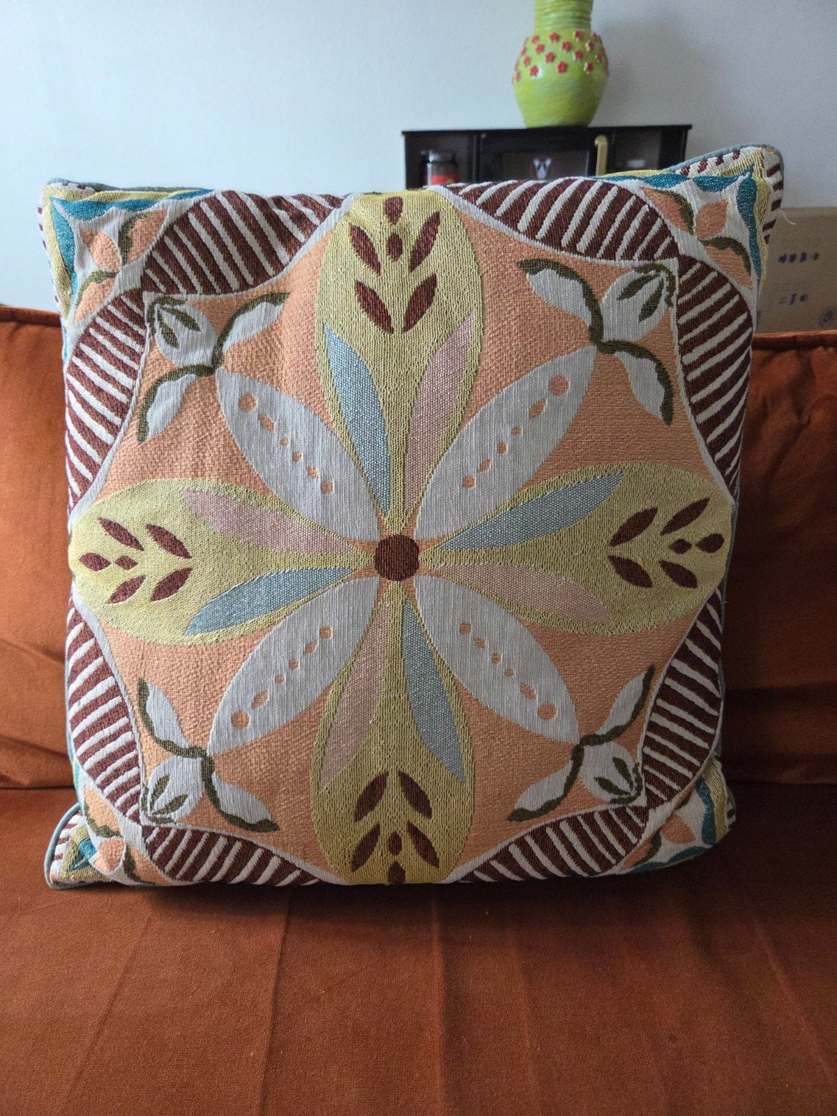 Decoratief Kussen met Geborduurd Bloemmotief, Huis en Inrichting, Ophalen, Zo goed als nieuw, Overige kleuren, Vierkant