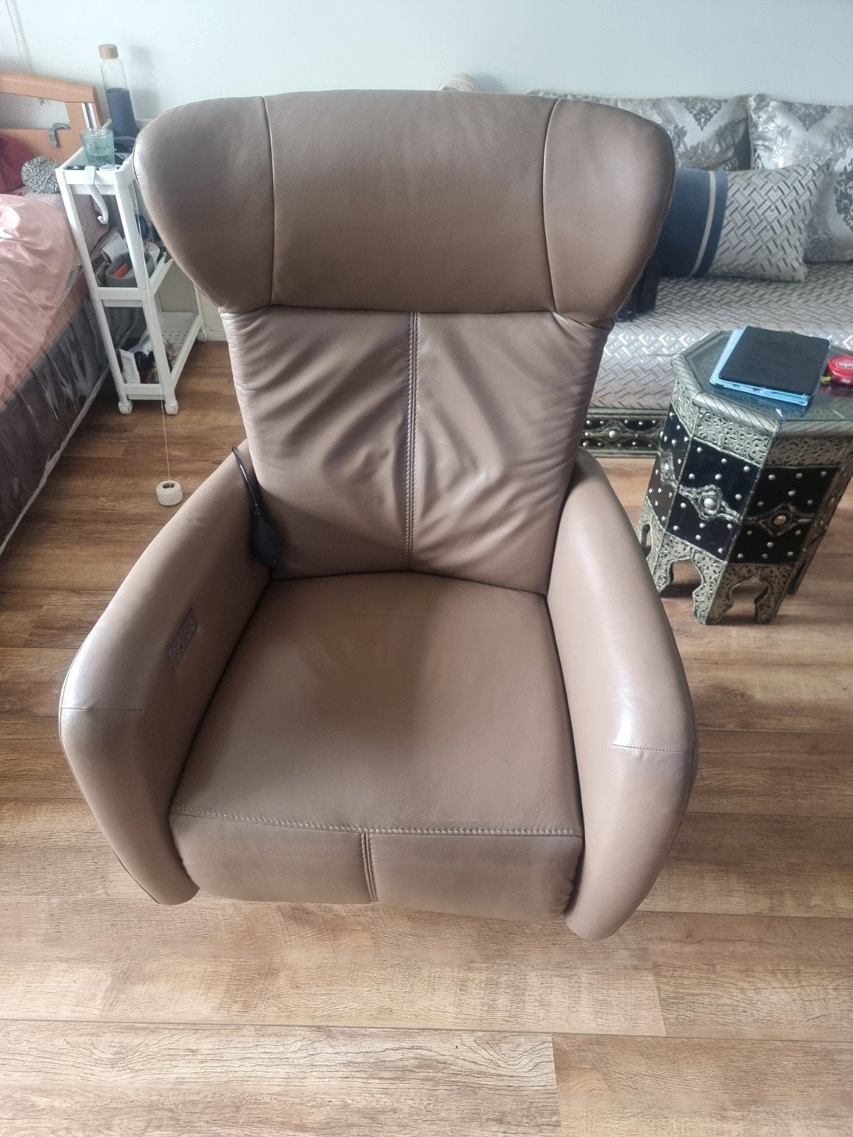 Prominent Beige Leren Sta op stoel in zeer goede staat ", Huis en Inrichting, Fauteuils, Ophalen, Zo goed als nieuw, 75 tot 100 cm