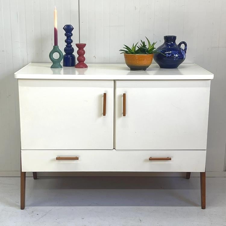 Vintage commode dressoir j` 60 schuine poot made in Sweden, Kinderen en Baby's, Kinderkamer | Commodes en Kasten, Gebruikt, 50 tot 70 cm