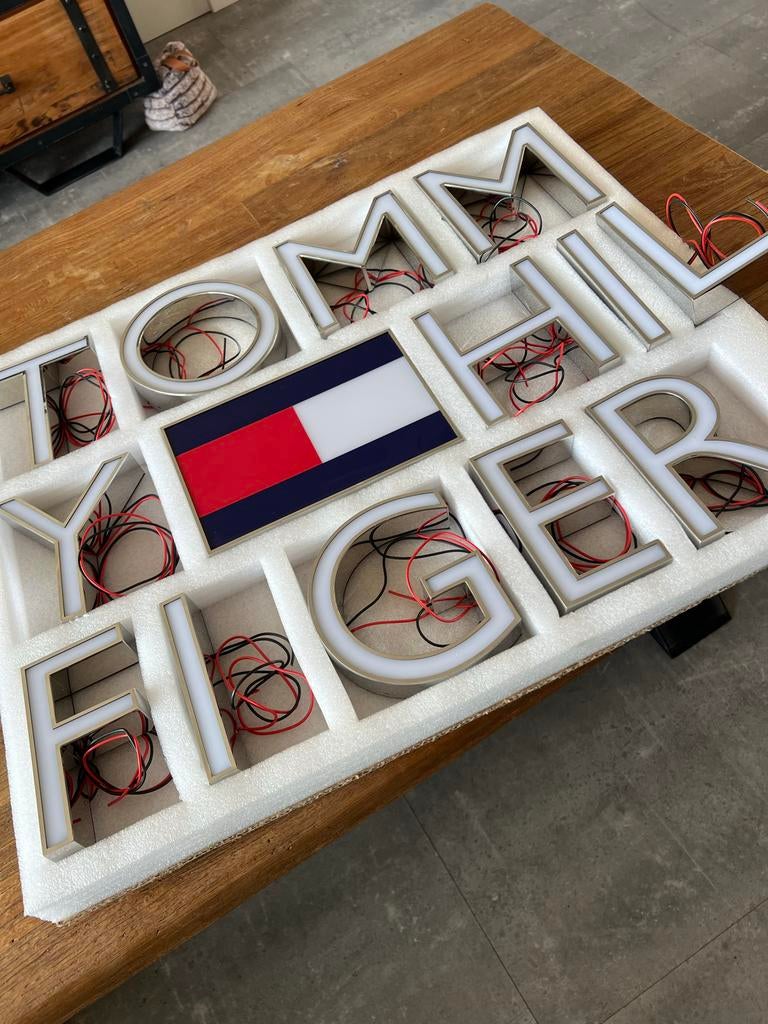 Tommy Hilfiger vintage reclamebord/sign, Verzamelen, Merken en Reclamevoorwerpen, Verzenden, Zo goed als nieuw, Reclamebord
