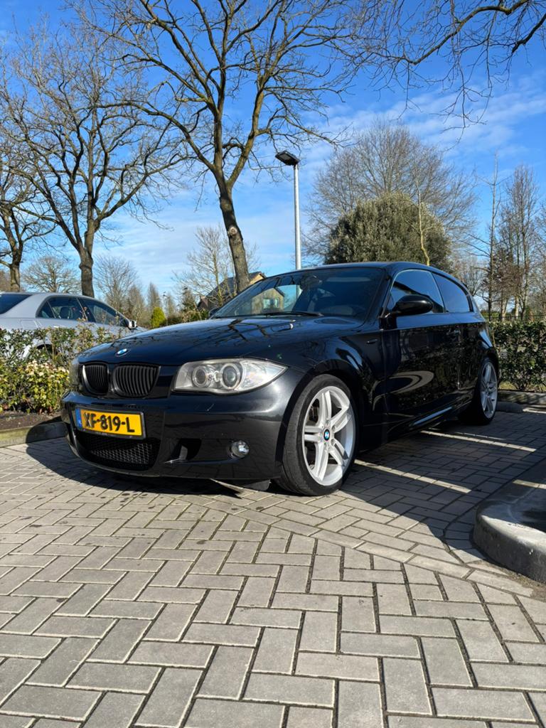 BMW 1 serie 116i M-pakket zwart, 1-Serie, 1330 kg, Achterwielaandrijving, 4 cilinders