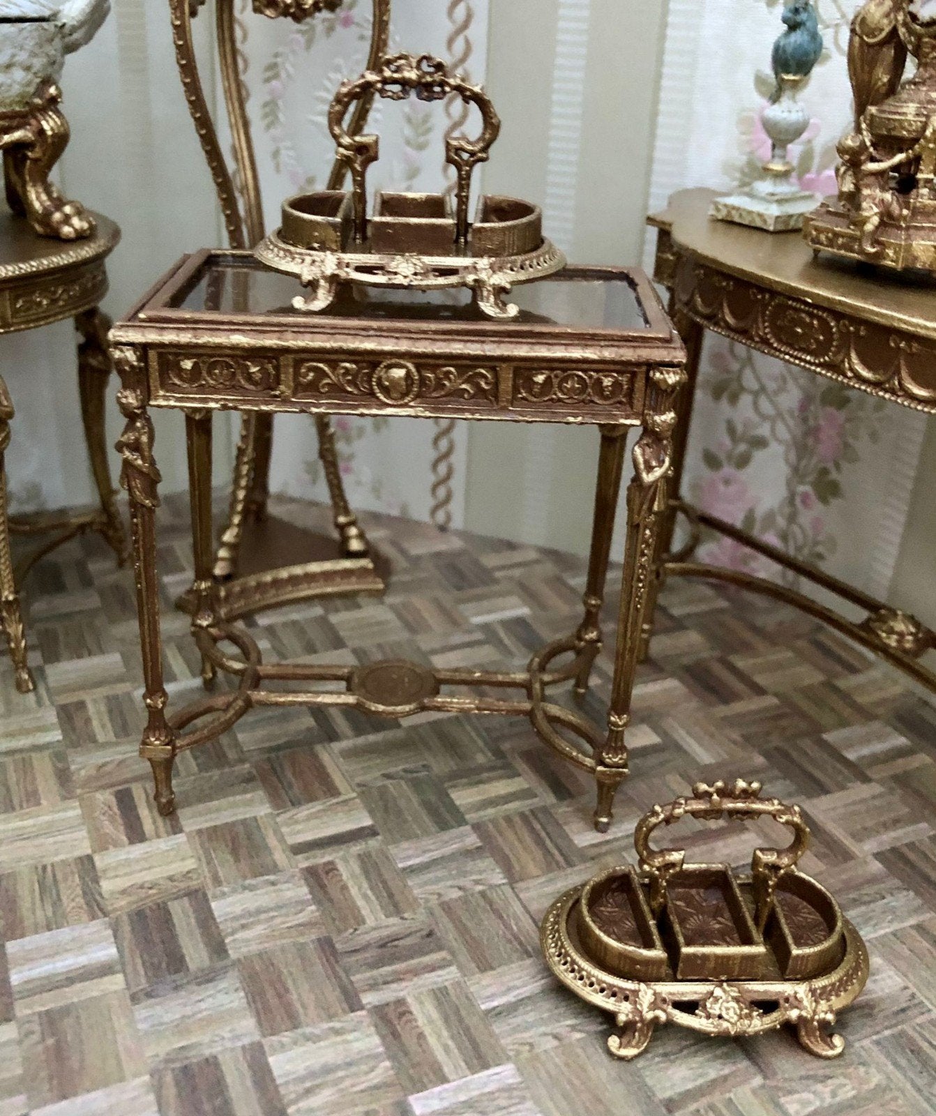 Poppenhuis miniaturen Schaal 1:12

Display tafeltje € 49,95, Poppenhuis, Nieuw, Ophalen of Verzenden