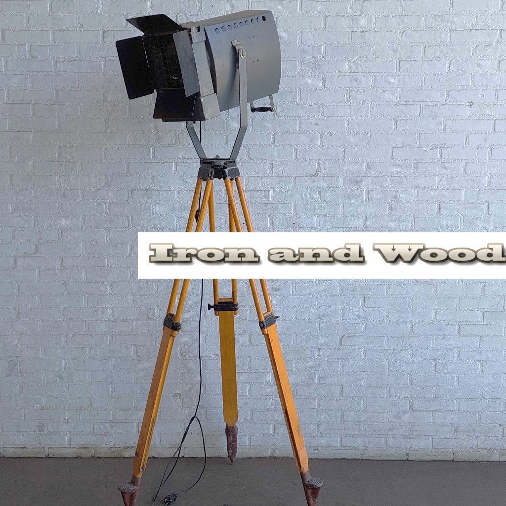 Vintage zwarte oude theaterspot op statief - 180 cm, Gebruikt, Industrieel vintage stoer robuust loft oud spot, Ophalen of Verzenden