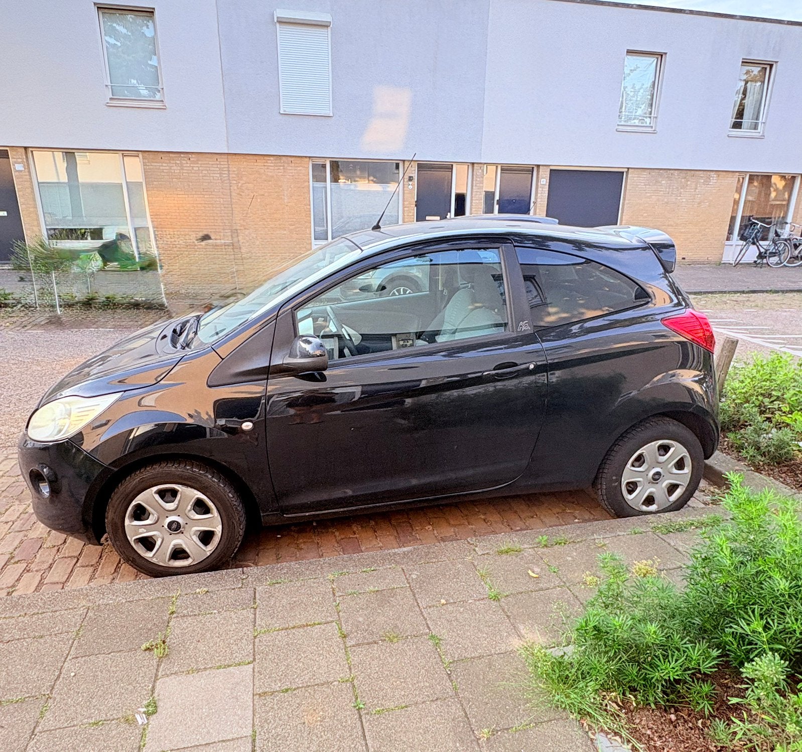 Ford Ka 1.2 51KW 2009 Zwart, Auto's, Voorwielaandrijving, Stof, 1242 cc, 4 cilinders