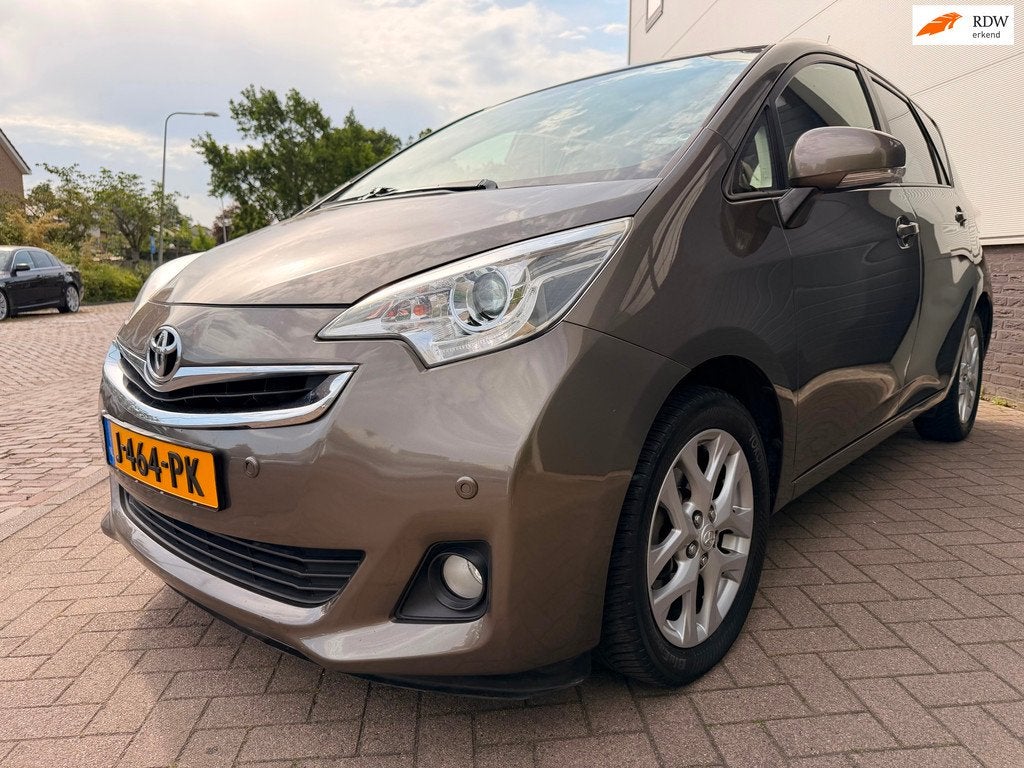 Toyota Verso-S 1.3 VVT-i Dynamic/Pano/Navi/Camera/Automaat/C, Euro 5, Gebruikt, 4 cilinders, Bruin
