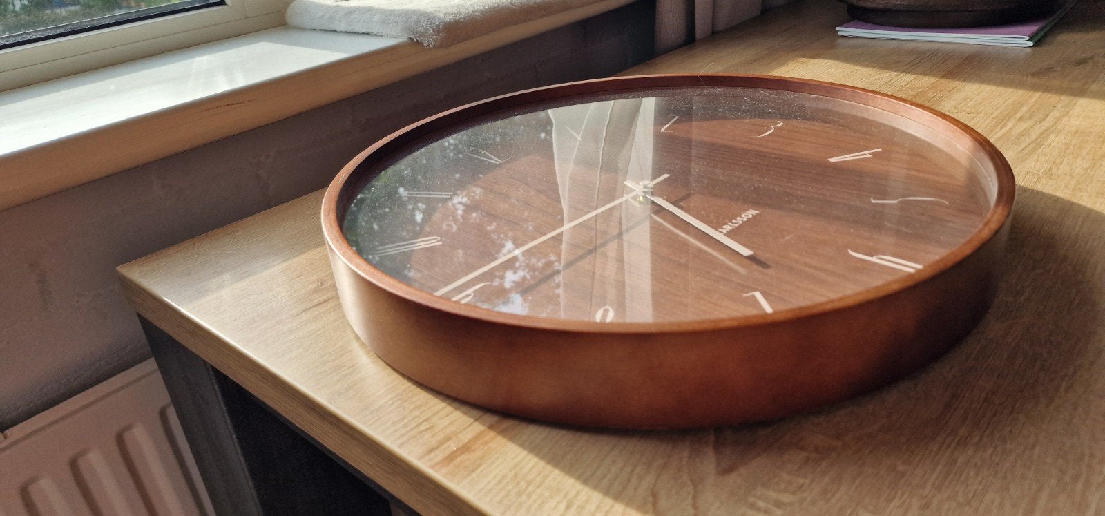 Karlsson Wandklok- Donker hout -Ø30cm, Ophalen, Zo goed als nieuw, Wandklok