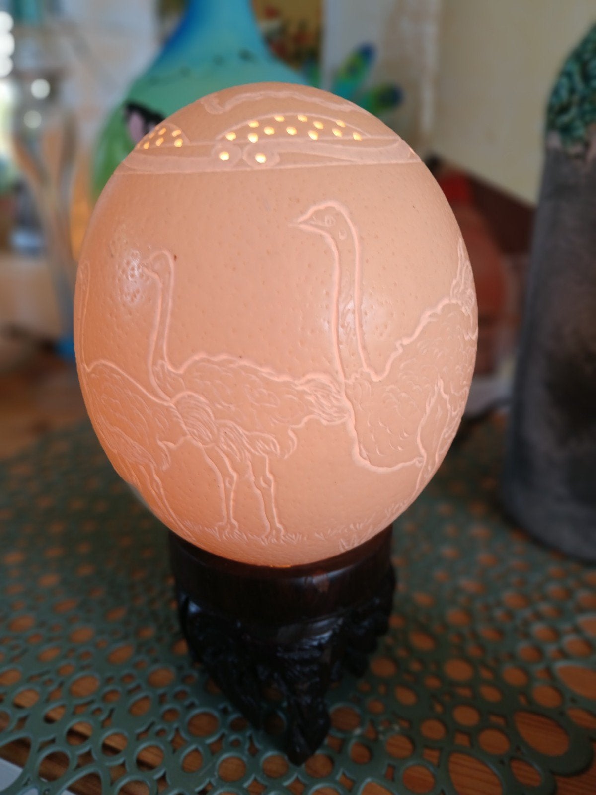 Unieke struisvogelei lamp met handgesneden design op voet, Huis en Inrichting, Ophalen, Gebruikt, Beige, Overige stijlen