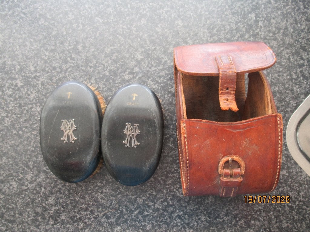 LEREN REISETUI +2 KLEDINGBORSTELS + MONOGRAMMEN-DAWES-C1925, Antiek en Kunst, Ophalen of Verzenden