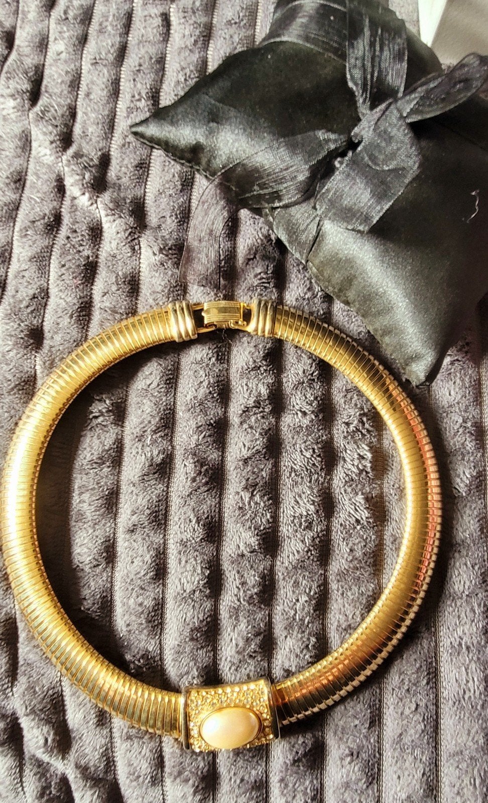 Gouden choker ketting met parel en strass, Overige materialen, Met edelsteen, Ophalen of Verzenden, Zo goed als nieuw