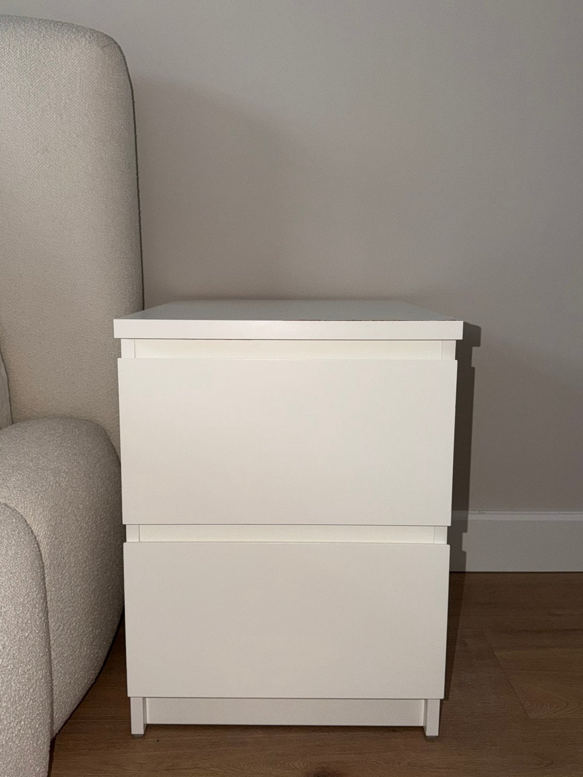 Witte nachtkastje, Huis en Inrichting, Ophalen, Gebruikt, 45 tot 65 cm, 55 tot 70 cm