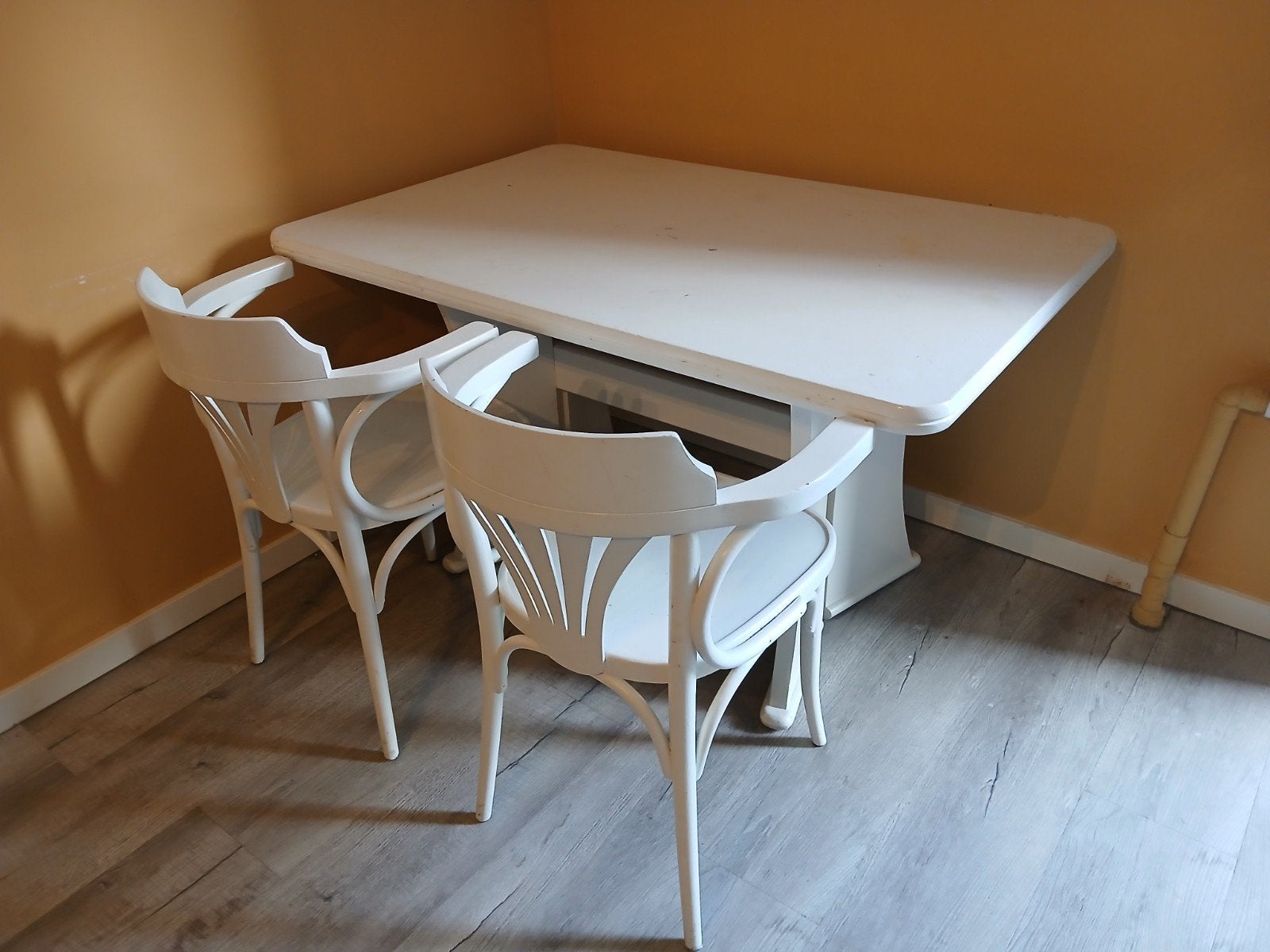 Witte eettafel met 2 stoelen, Huis en Inrichting, Ophalen, Gebruikt, 100 tot 150 cm, Kersenhout
