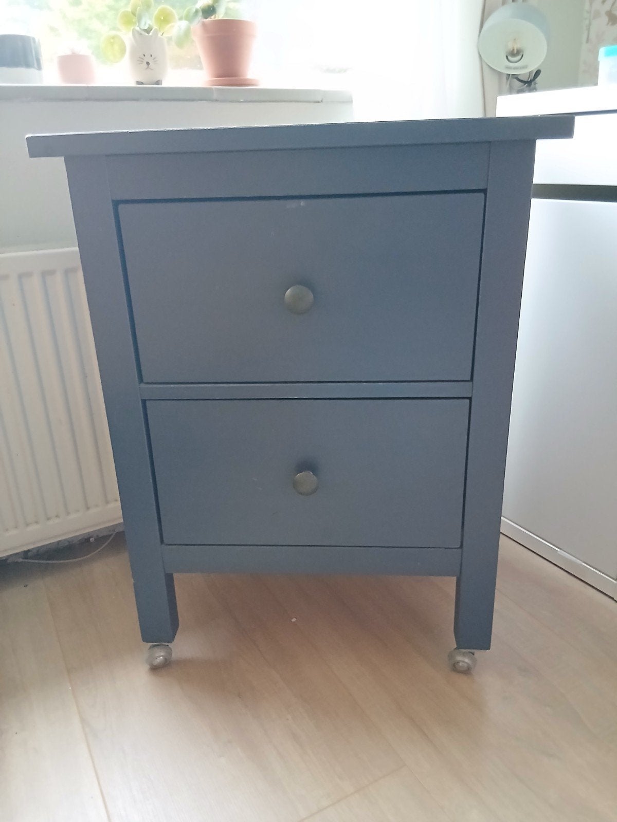 Hemnes Ikea - Donkerblauwe ladekast / nachtkastje op wieltje, Huis en Inrichting, Slaapkamer | Nachtkastjes, Ophalen, Gebruikt