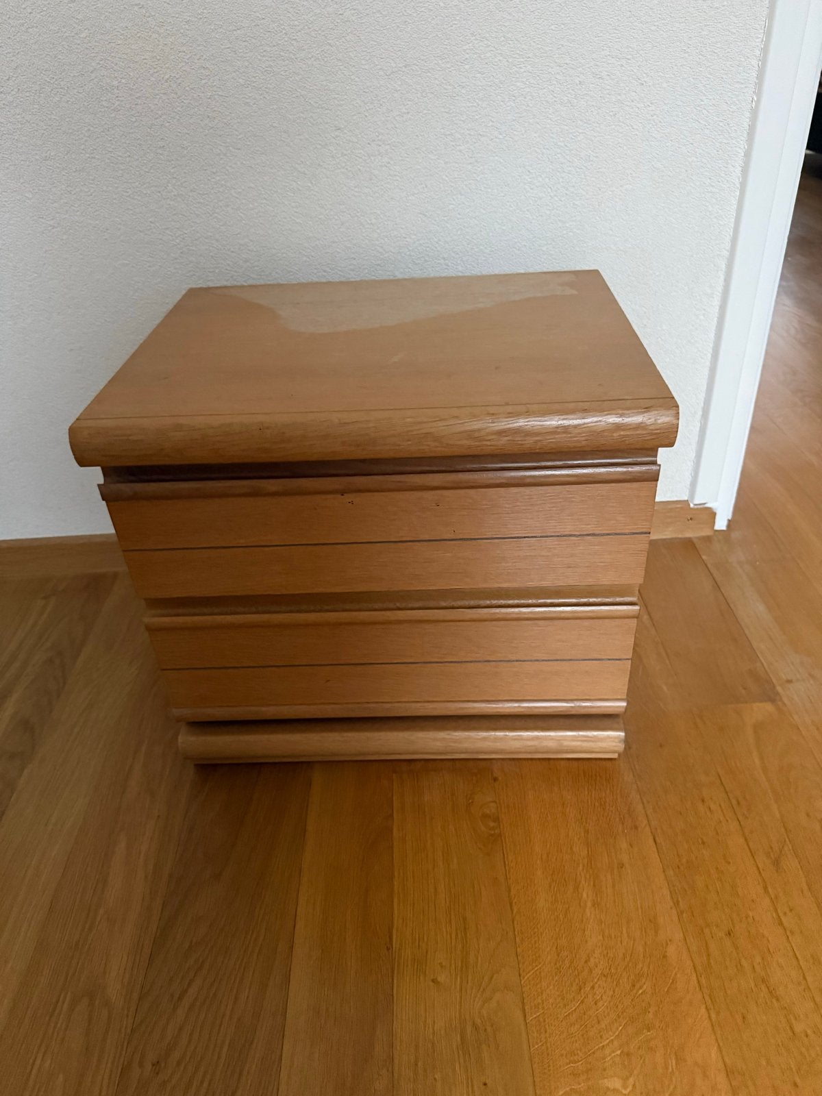 Houten nachtkastje/bijzettafel met lades, Huis en Inrichting, Gebruikt, Minder dan 45 cm, Ophalen of Verzenden, Minder dan 55 cm