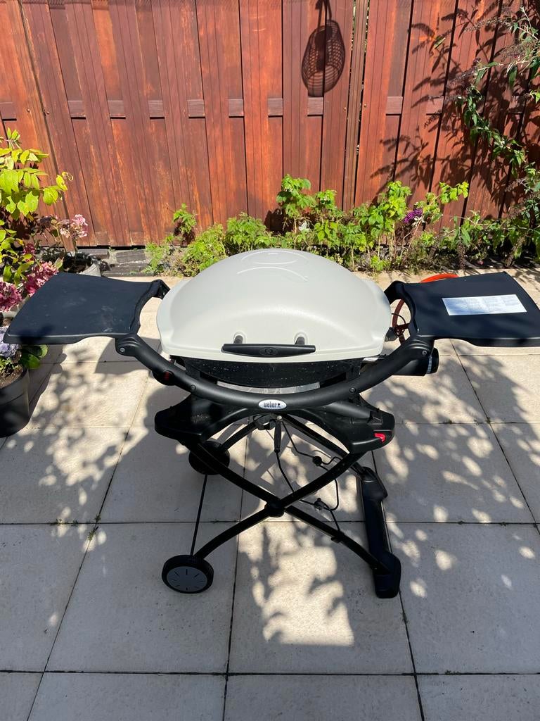 Weber Q2000 gasbarbecue met inklapbaar onderstel, Ophalen of Verzenden, Gebruikt