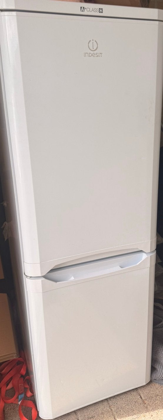 Indesit koel-vriescombinatie A+, Ophalen, 200 liter of meer, Met aparte vriezer, 160 cm of meer