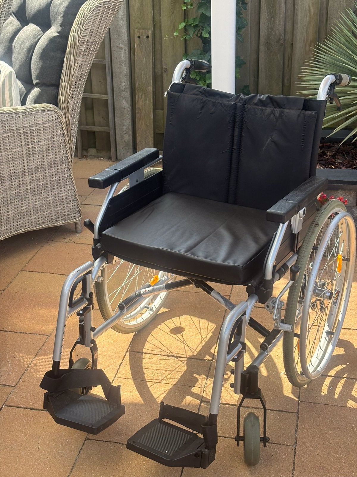 Rolstoel Bischoff Duitse makelij duitse degelijkheid., Diversen, Rolstoelen, Zo goed als nieuw, Handbewogen rolstoel, Inklapbaar