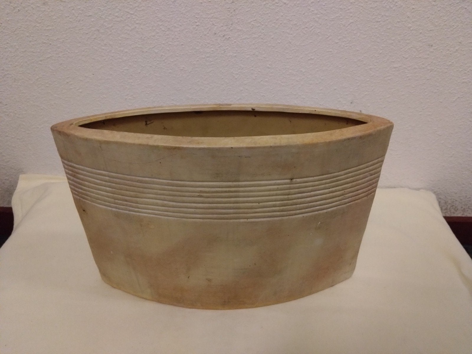Unieke ovale bloempot in neutrale beige kleur., Ophalen of Verzenden, Zo goed als nieuw, Overige vormen, Aardewerk