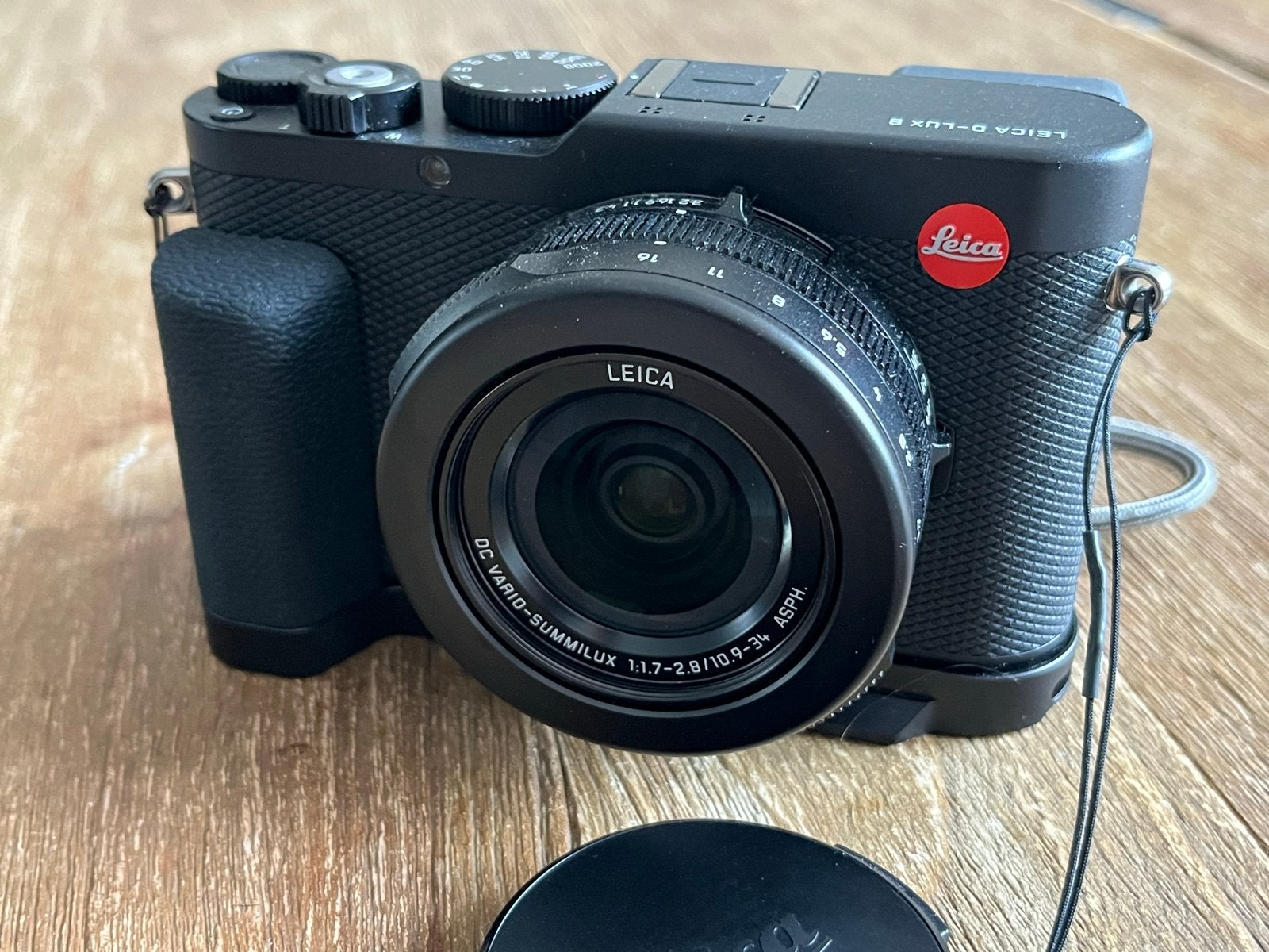 Leica D-Lux 8 (Gekocht 31-3-2026) met JJC handgreep, Audio, Tv en Foto, Fotocamera's Digitaal, Leica, Ophalen of Verzenden, Zo goed als nieuw
