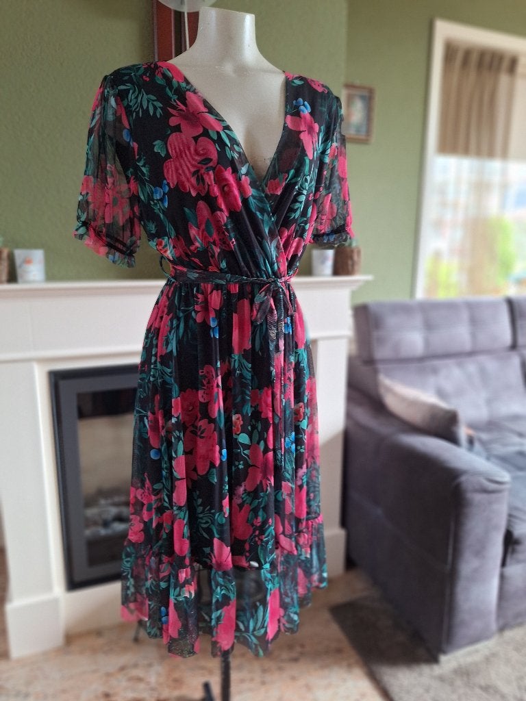 New collection schattige zwart roze bloemen jurk M, Kleding | Dames, Jurken, Nieuw, Maat 38/40 (M), Zwart, Knielengte, Verzenden