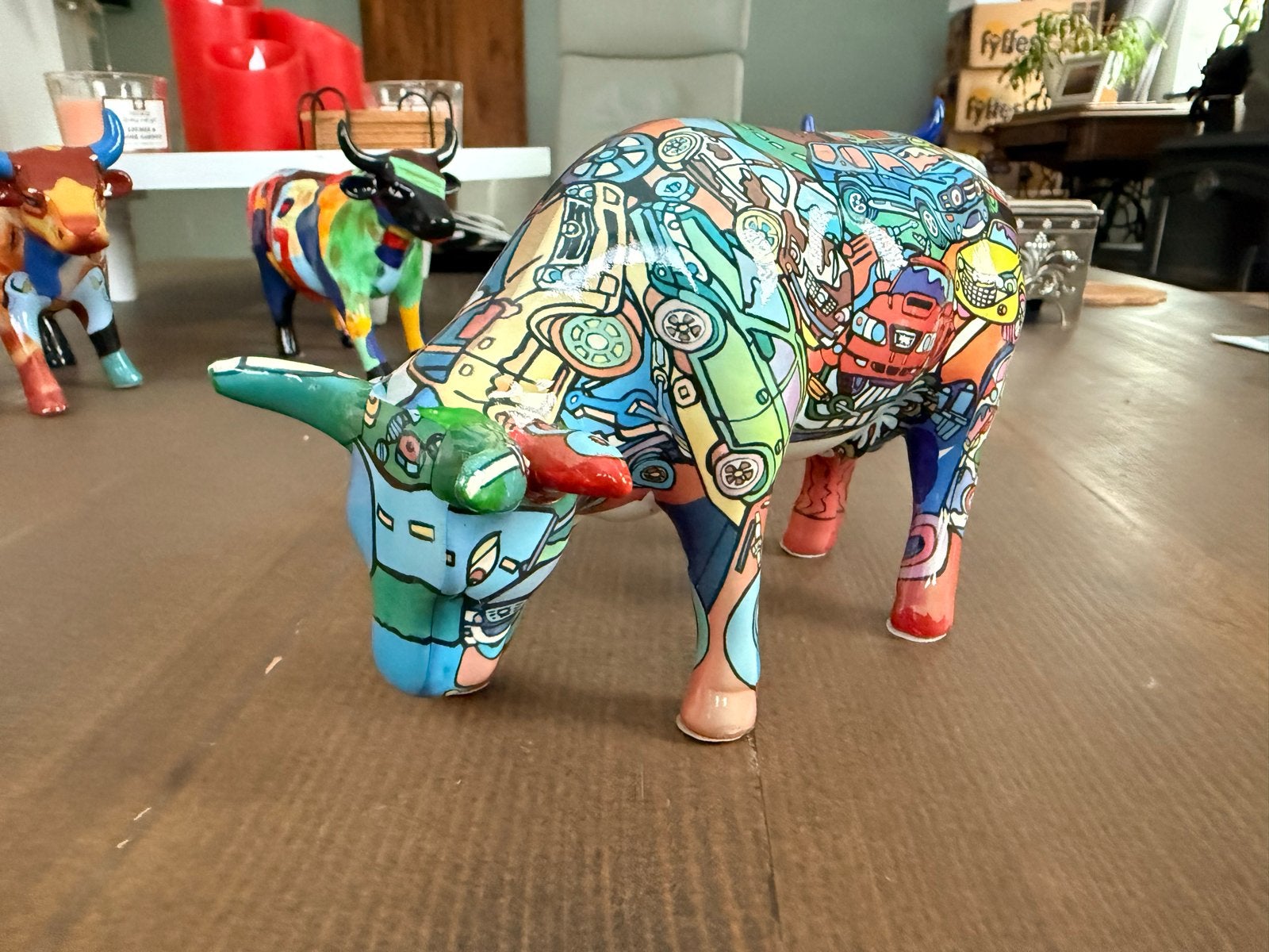 Cow Parade Beeldje - Kleurrijke Koe met Auto's, Verzamelen, Dierenverzamelingen, Ophalen of Verzenden, Zo goed als nieuw, Boerderijdier