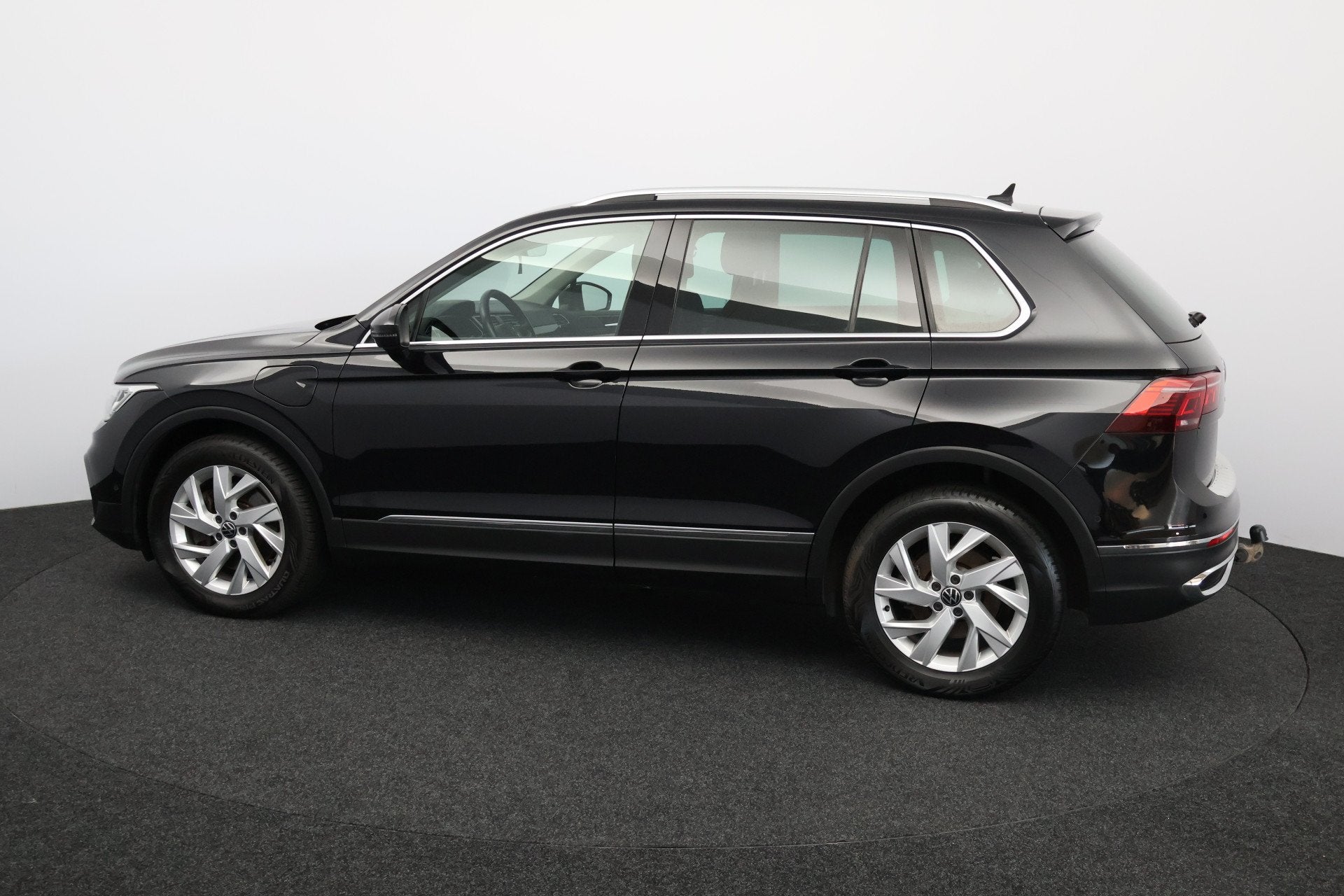 Volkswagen Tiguan 1.4 TSI eHybrid Business+ /AUTOMAAT! /Trek, Euro 6, 4 cilinders, Alcantara, Zwart
