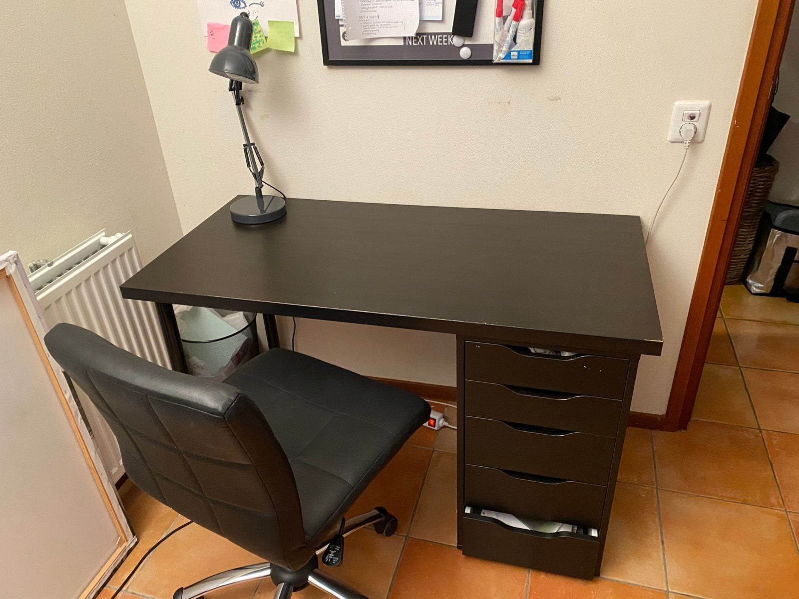 Zwart bureau met lades inclusief bureaustoel, lamp en mat, Huis en Inrichting, Bureaus, Ophalen, Zwart, Gebruikt, 120 cm