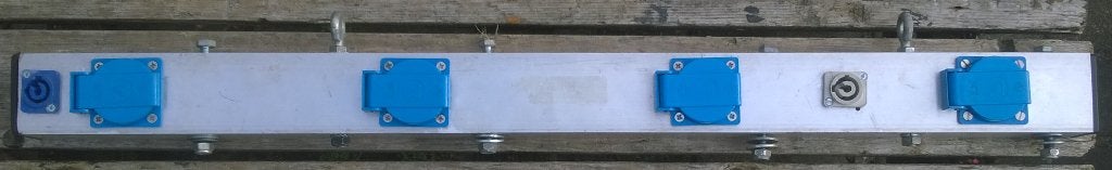 Lichtbalk 4x schuko met PowerCon input - output, Muziek en Instrumenten, Gebruikt, Instrumentstandaard, Licht of Laser, Ophalen of Verzenden