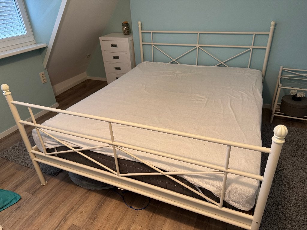 Impeccable Metal frame 160cm Bed + Nightstand + Matress, Huis en Inrichting, Slaapkamer | Bedden, Ophalen, Wit, Tweepersoons, Zo goed als nieuw
