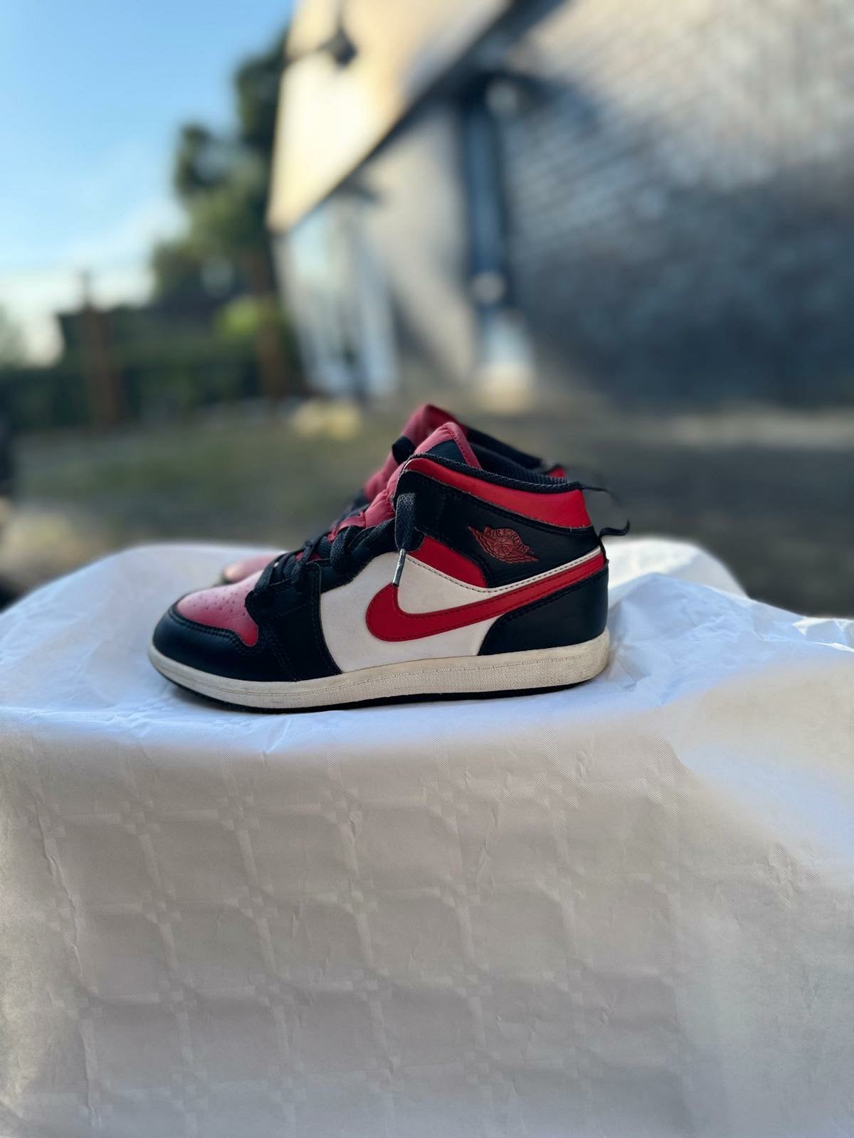 Nike Air Jordan 1 Mid Rood Zwart Wit - Maat 35, Ophalen of Verzenden, Gebruikt, Nike Jordan, Jongen of Meisje