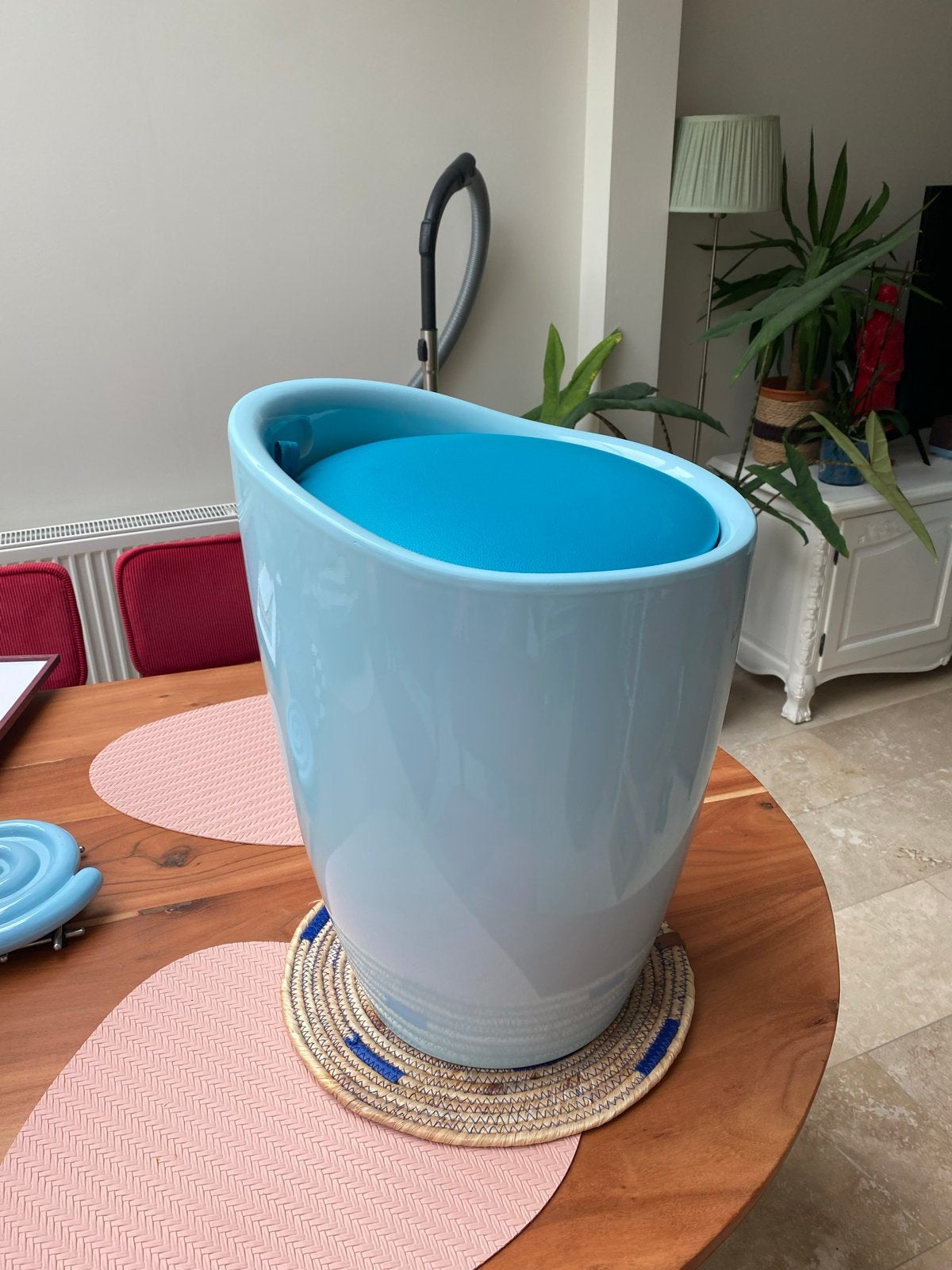 Space Age Kruk/Poef in Babyblauw en Tealblauw Vegan Leer, Huis en Inrichting, Ophalen, Zo goed als nieuw, Kunststof