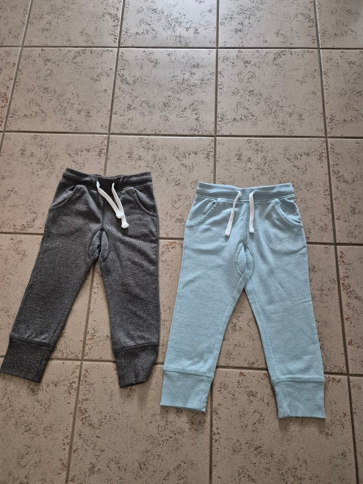 2 joggingbroeken, mt.98, Broek, Ophalen of Verzenden, Zo goed als nieuw, Hema