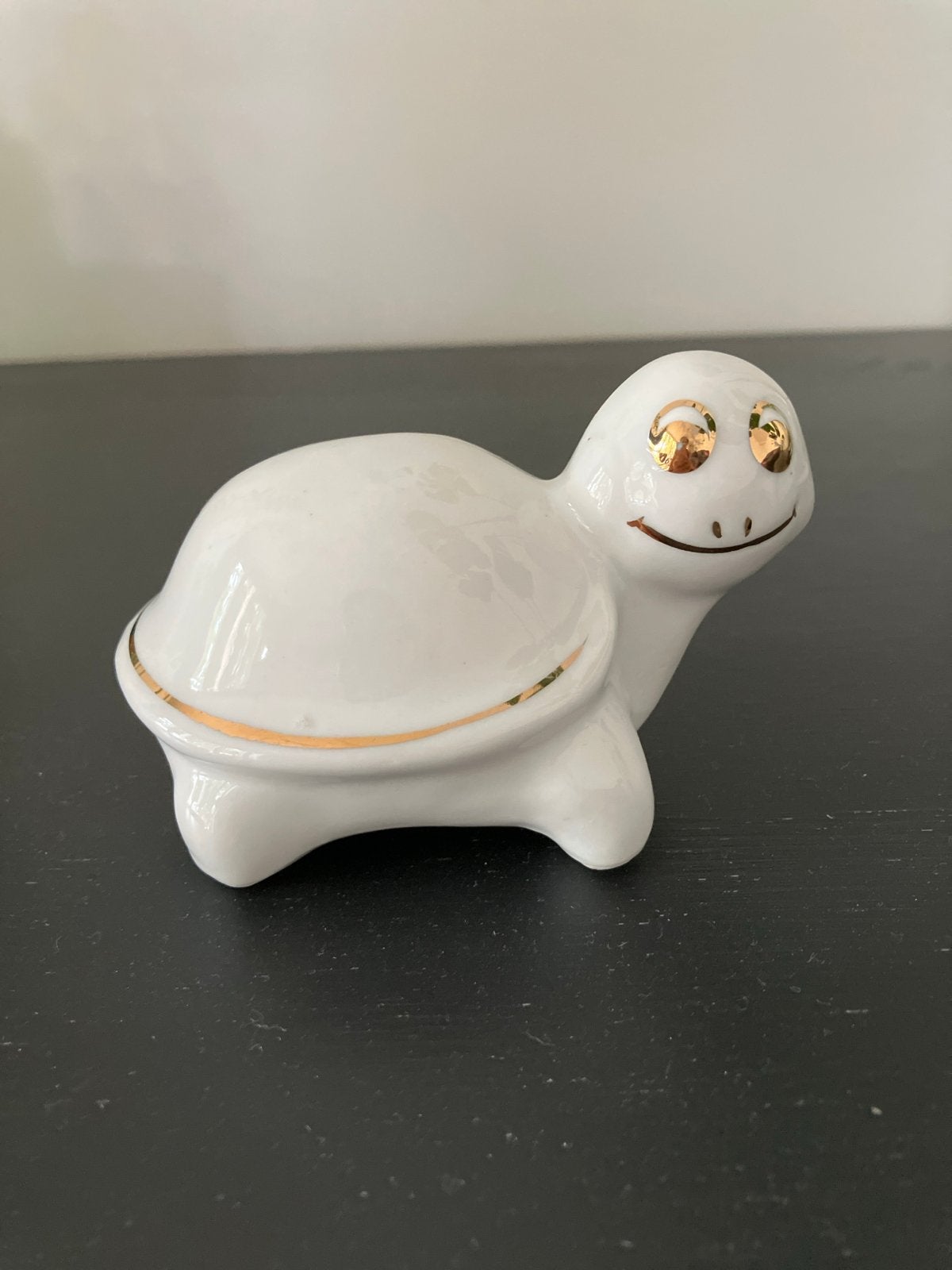 Schattig wit keramisch schildpadje met gouden accenten, Huis en Inrichting, Woonaccessoires | Overige, Overige stijlen, Ophalen of Verzenden